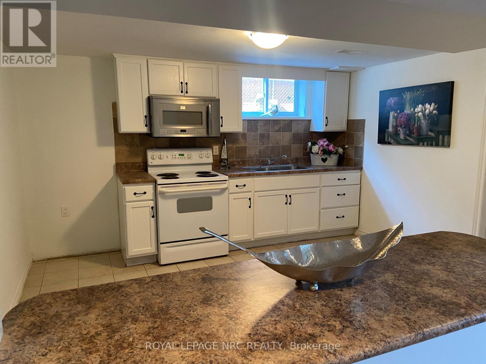 












LOWER - 4 PARKLANDS DRIVE

,
Hamilton (Rosedale),




Ontario
L8K4W7

