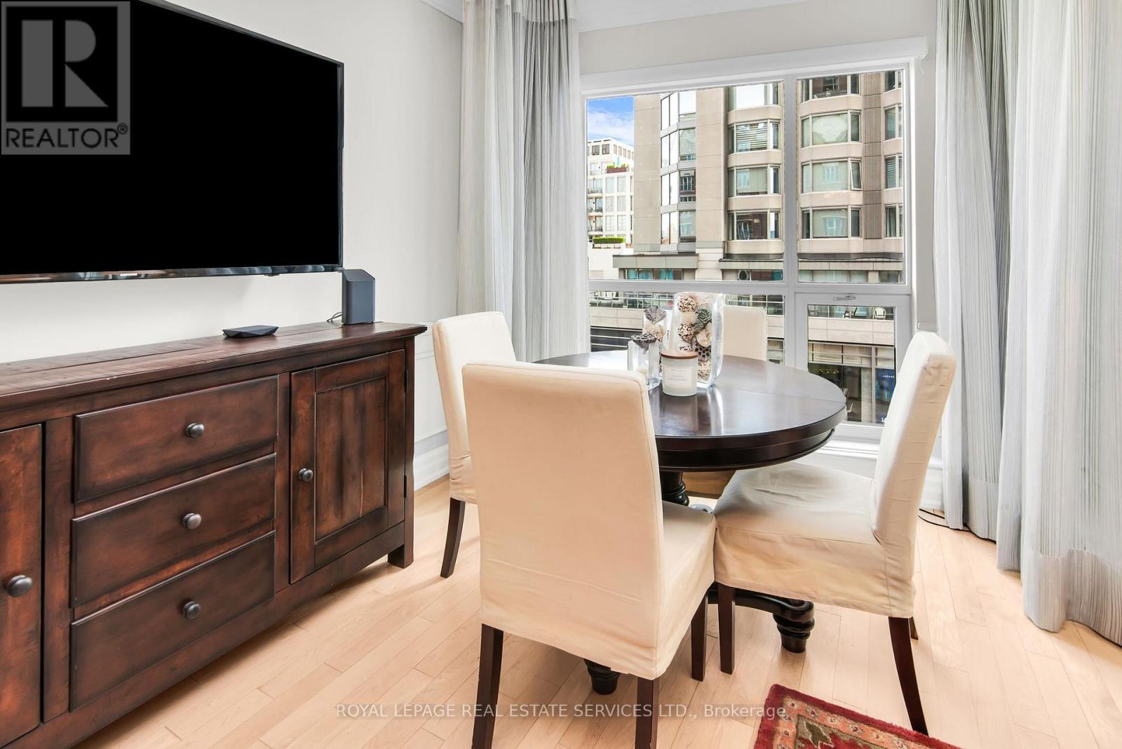 












504 - 38 AVENUE ROAD

,
Toronto,




Ontario
M5R2G2

