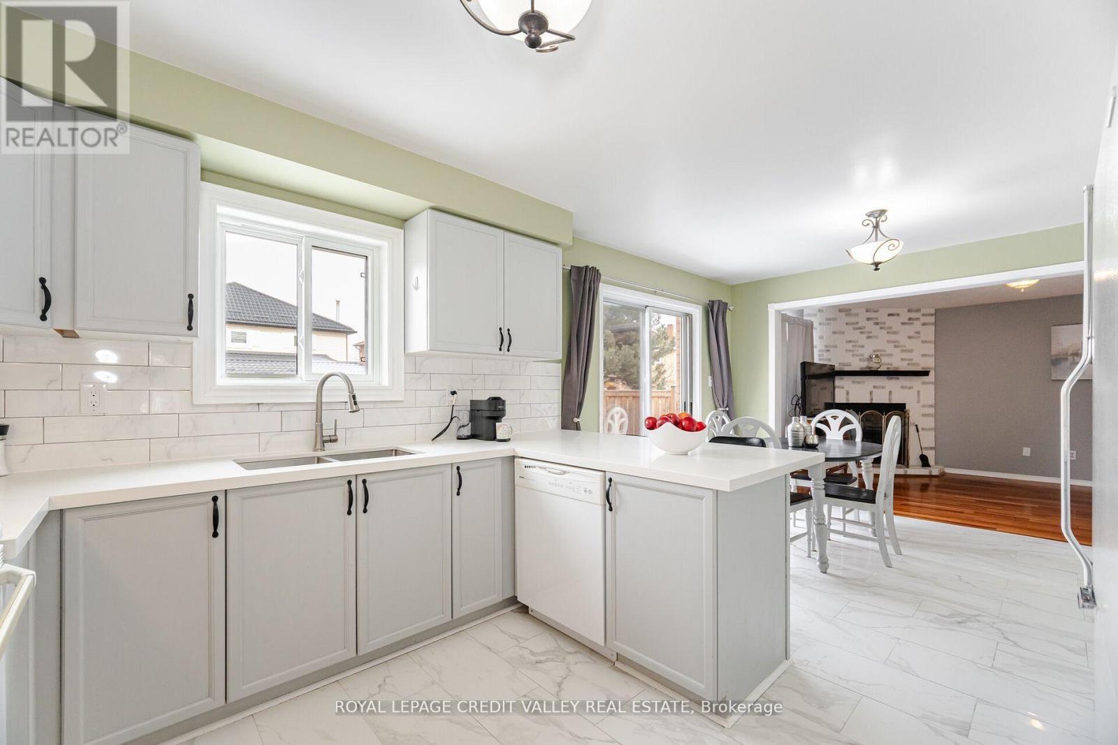 












8 LIVINGSTON DRIVE

,
Caledon,




Ontario
L7C1A7


