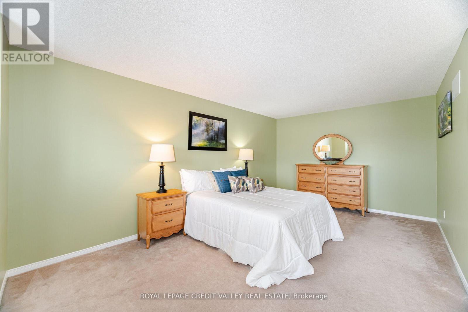 












8 LIVINGSTON DRIVE

,
Caledon,




Ontario
L7C1A7


