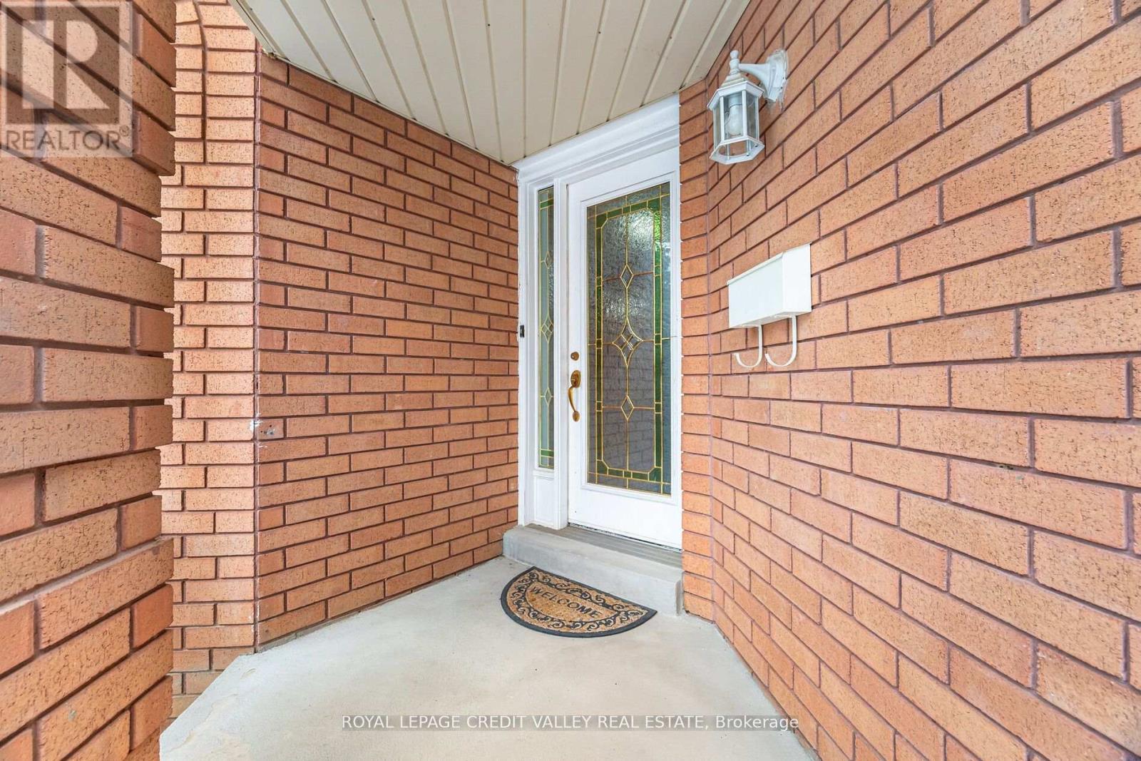 












8 LIVINGSTON DRIVE

,
Caledon,




Ontario
L7C1A7

