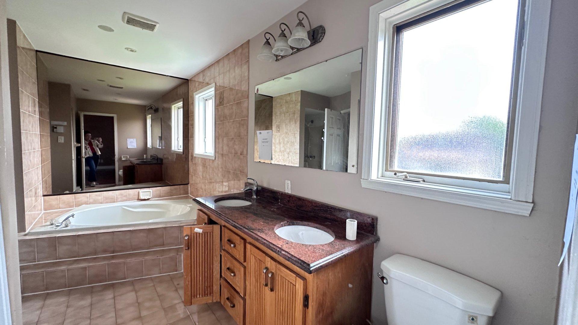 









23


Rue Nelligan

,
Kirkland,




QC
H9J3X1

