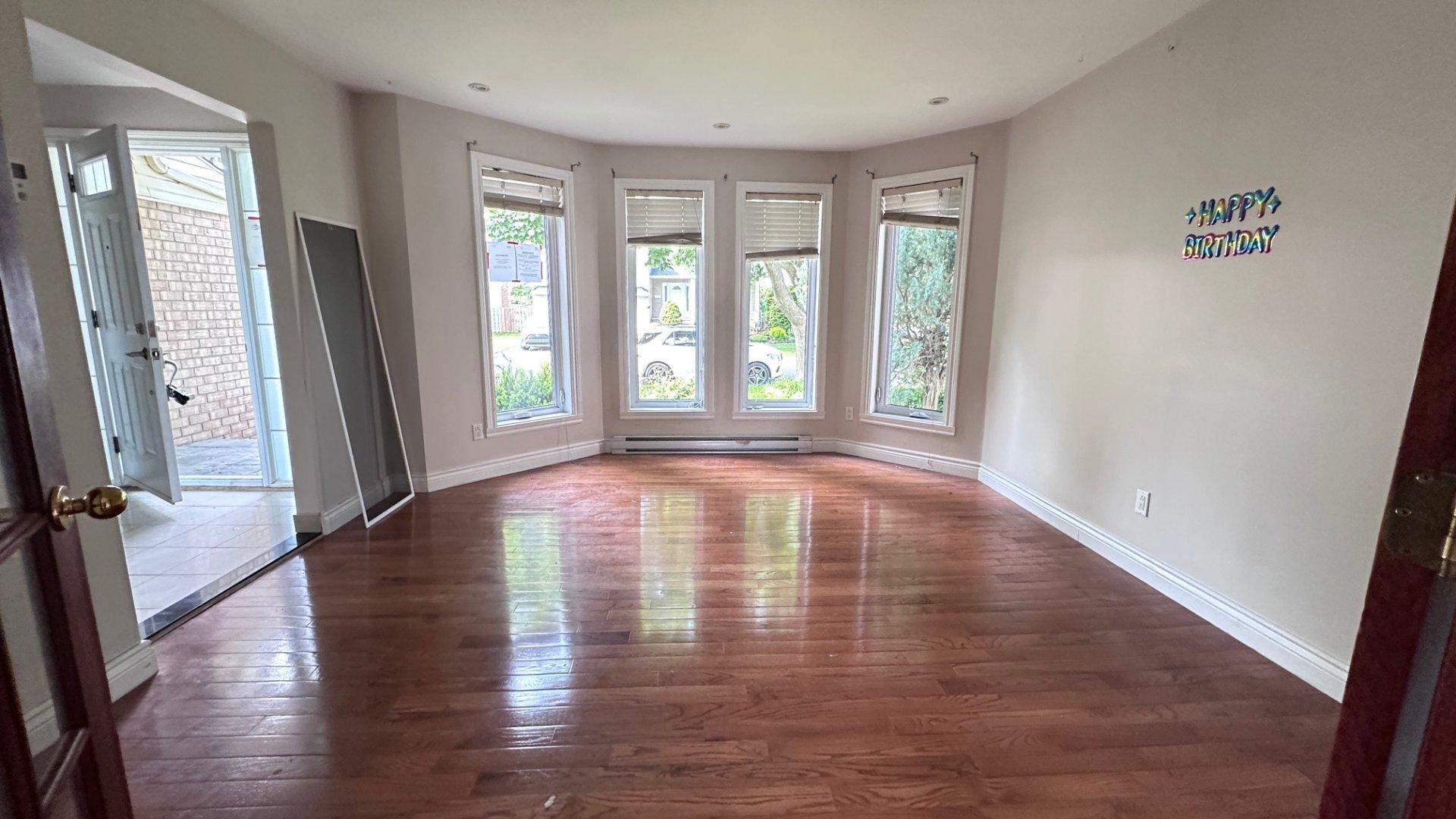 









23


Rue Nelligan

,
Kirkland,




QC
H9J3X1

