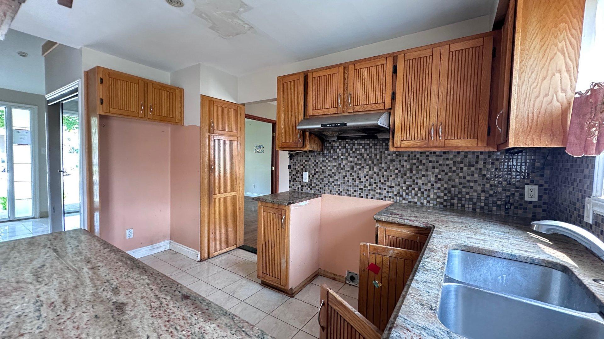 









23


Rue Nelligan

,
Kirkland,




QC
H9J3X1

