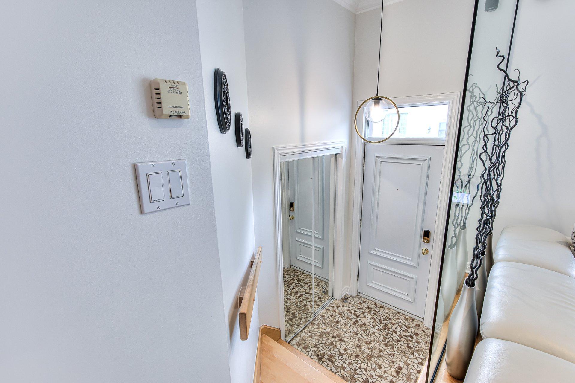









2073Z


100e Avenue

,
Laval (Chomedey),




QC
H7T3C4

