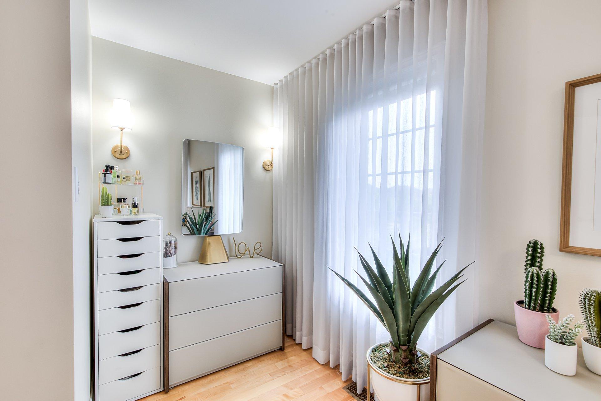 









2073Z


100e Avenue

,
Laval (Chomedey),




QC
H7T3C4

