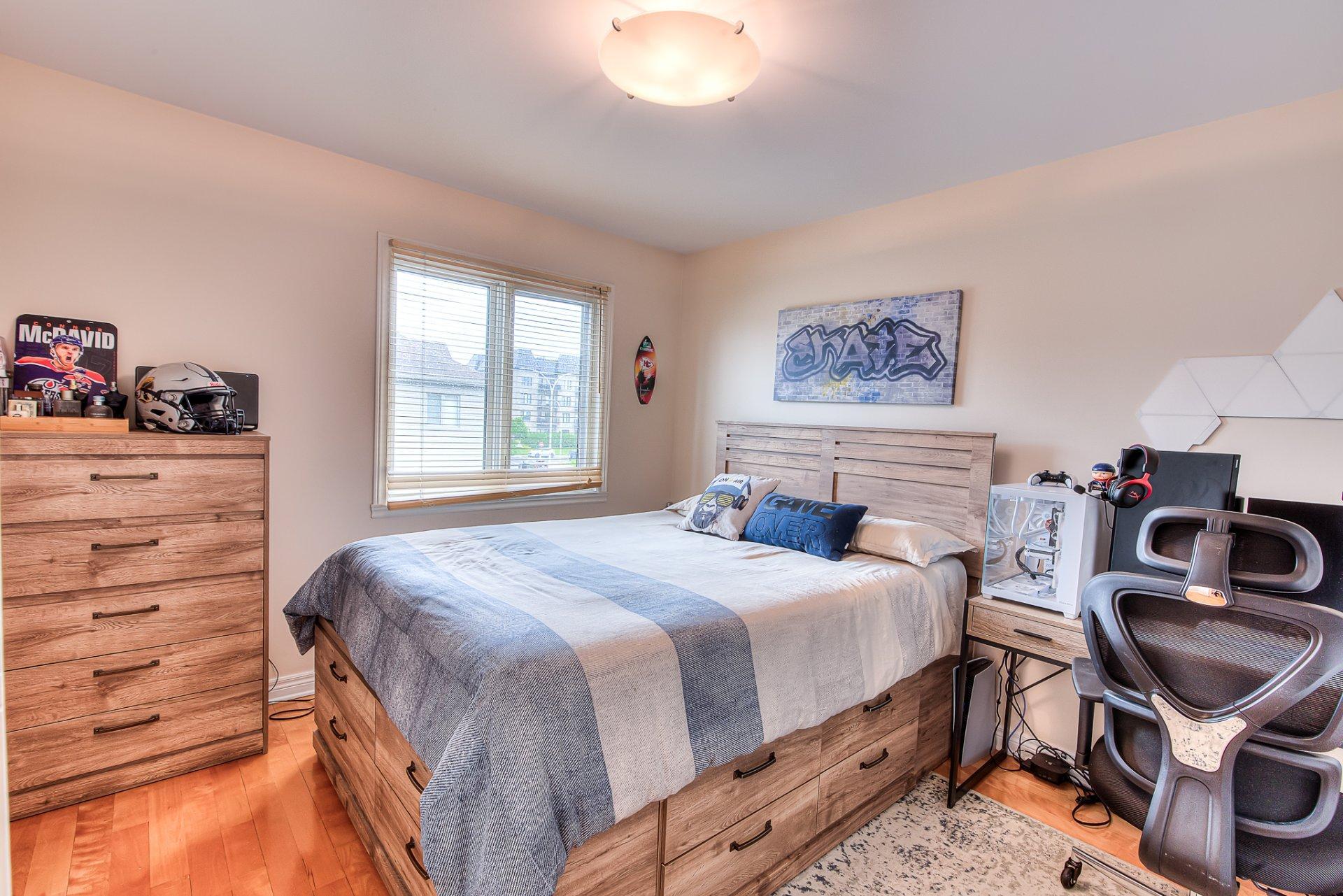 









2073Z


100e Avenue

,
Laval (Chomedey),




QC
H7T3C4

