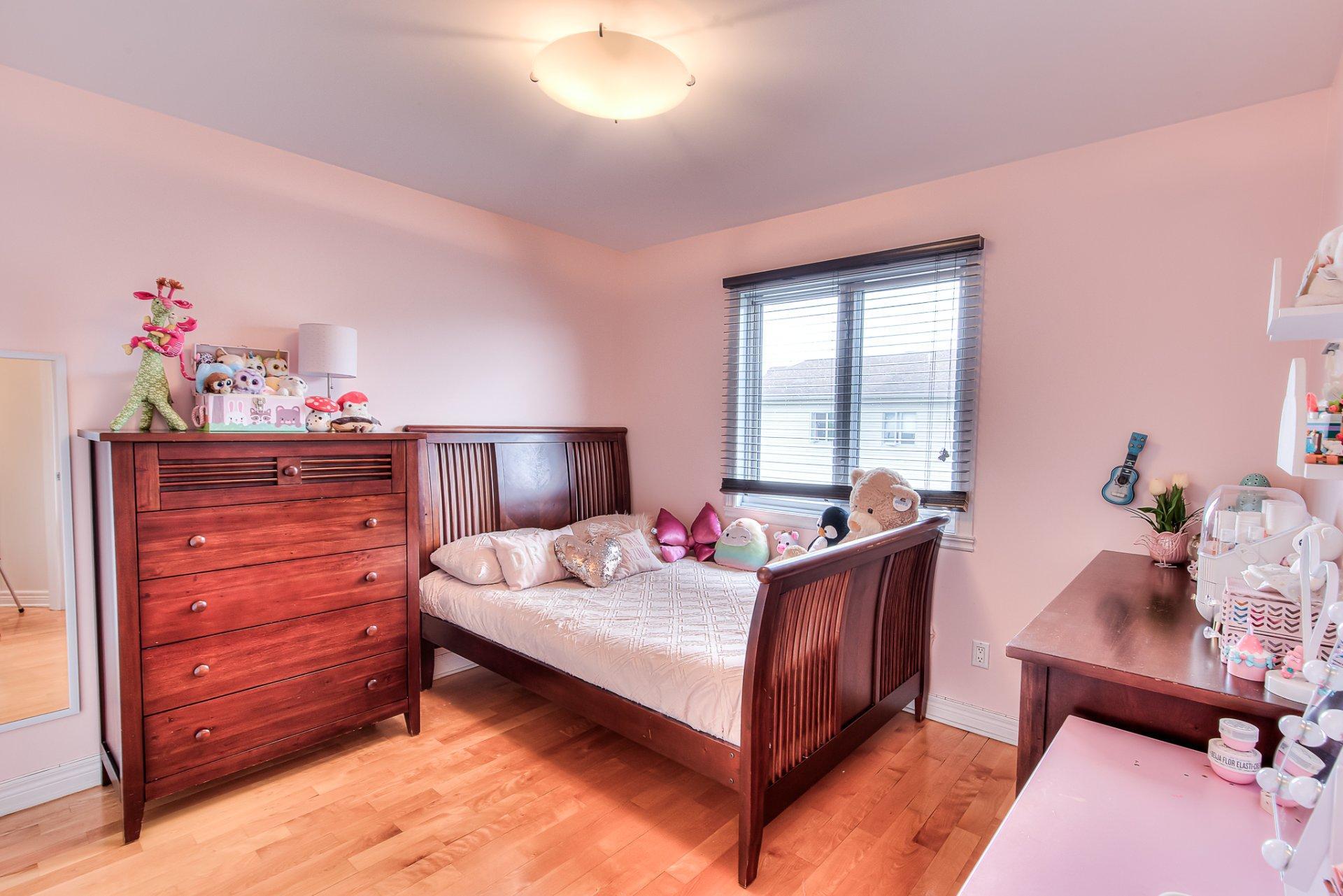 









2073Z


100e Avenue

,
Laval (Chomedey),




QC
H7T3C4

