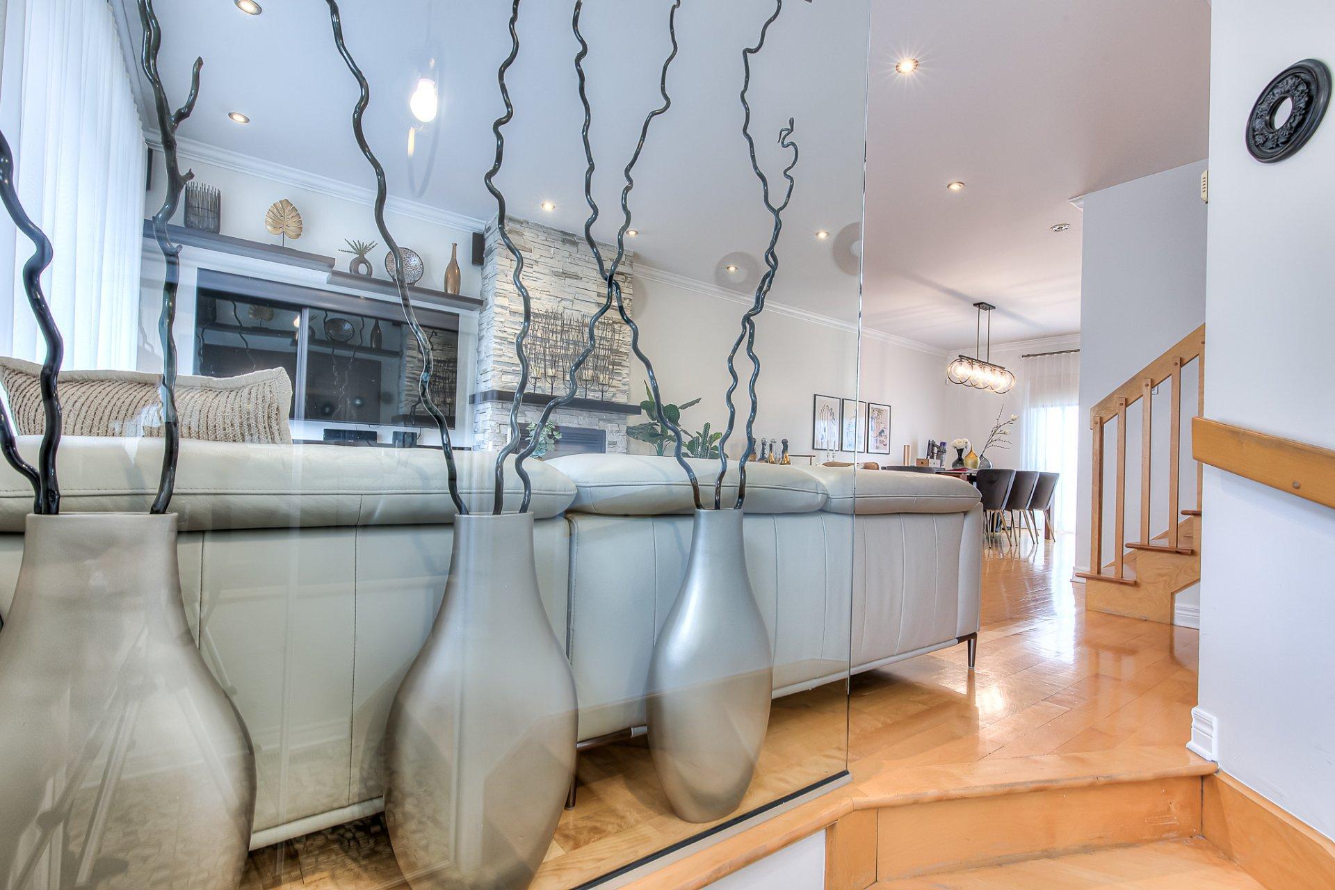









2073Z


100e Avenue

,
Laval (Chomedey),




QC
H7T3C4

