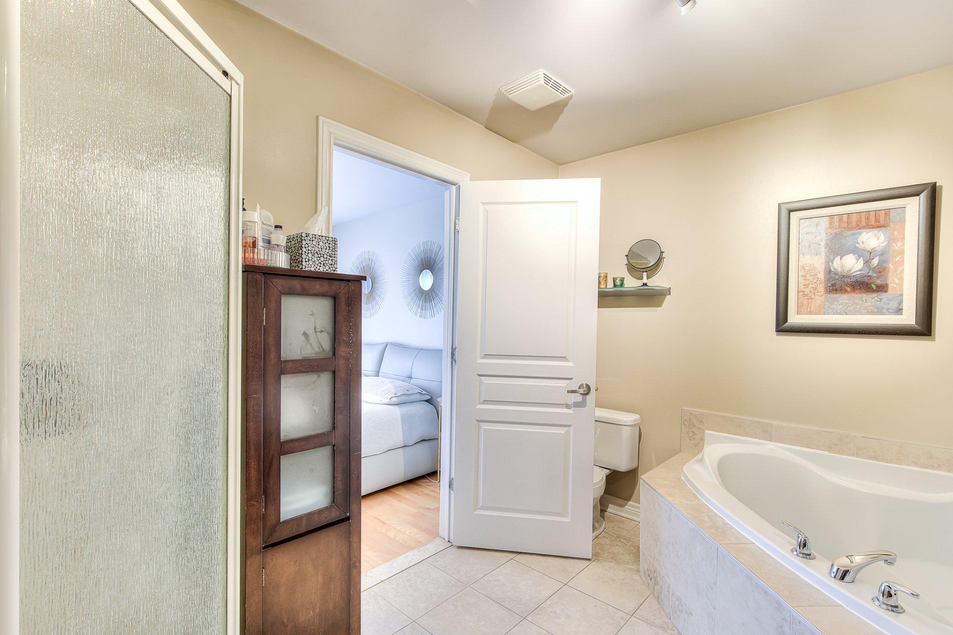 









2073Z


100e Avenue

,
Laval (Chomedey),




QC
H7T3C4

