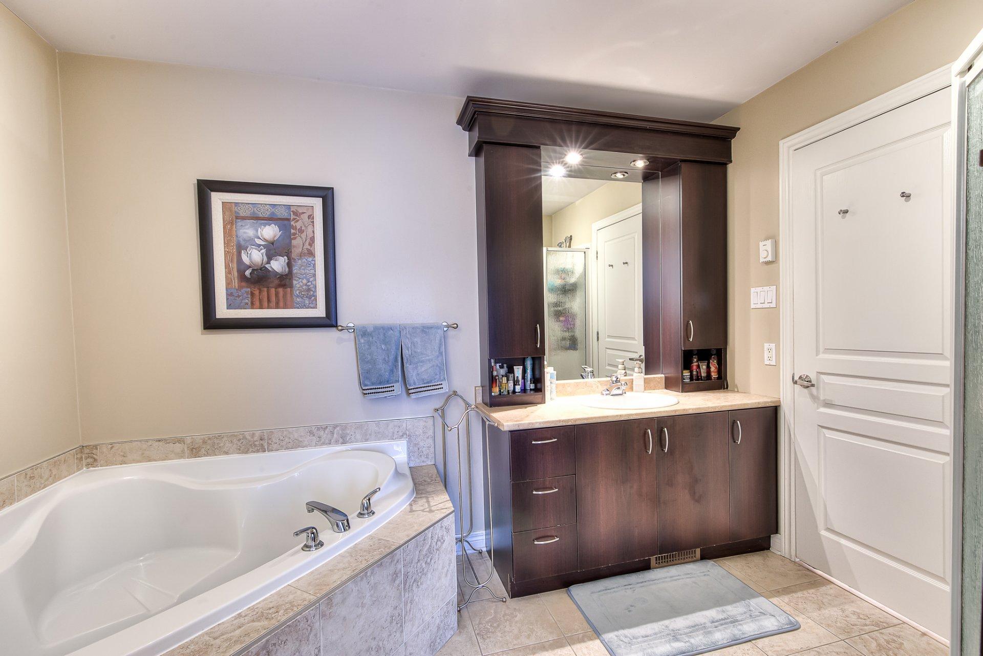 









2073Z


100e Avenue

,
Laval (Chomedey),




QC
H7T3C4

