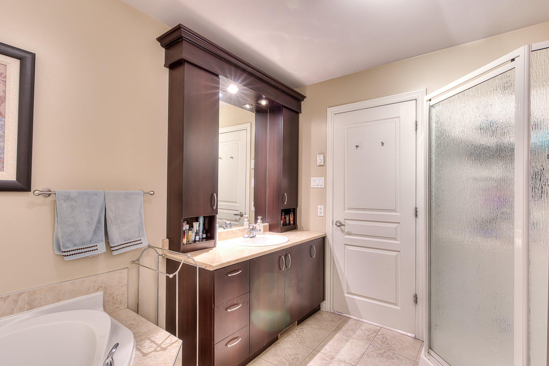 









2073Z


100e Avenue

,
Laval (Chomedey),




QC
H7T3C4

