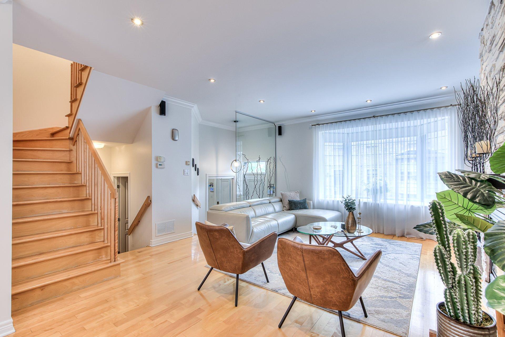









2073Z


100e Avenue

,
Laval (Chomedey),




QC
H7T3C4

