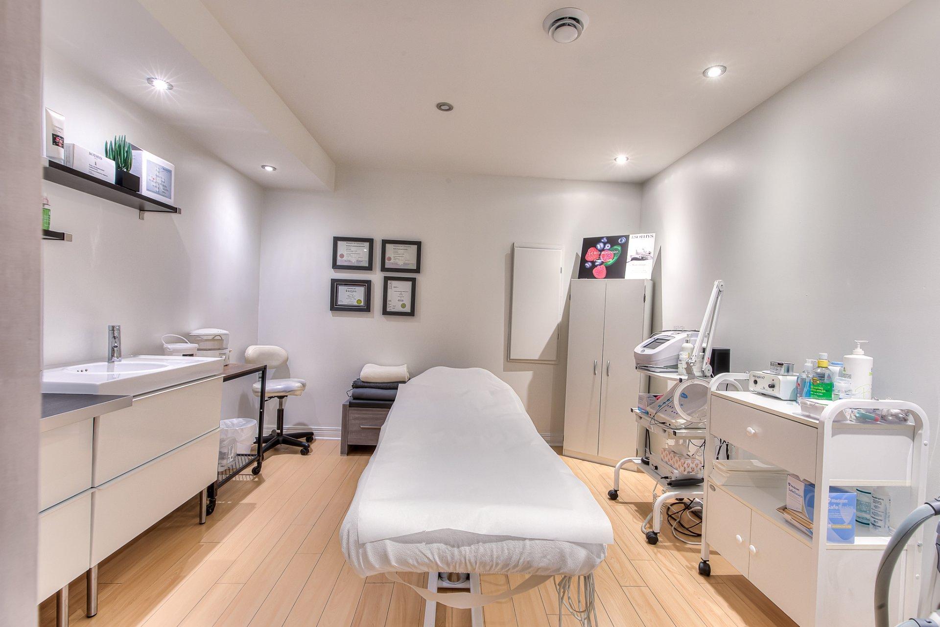 









2073Z


100e Avenue

,
Laval (Chomedey),




QC
H7T3C4

