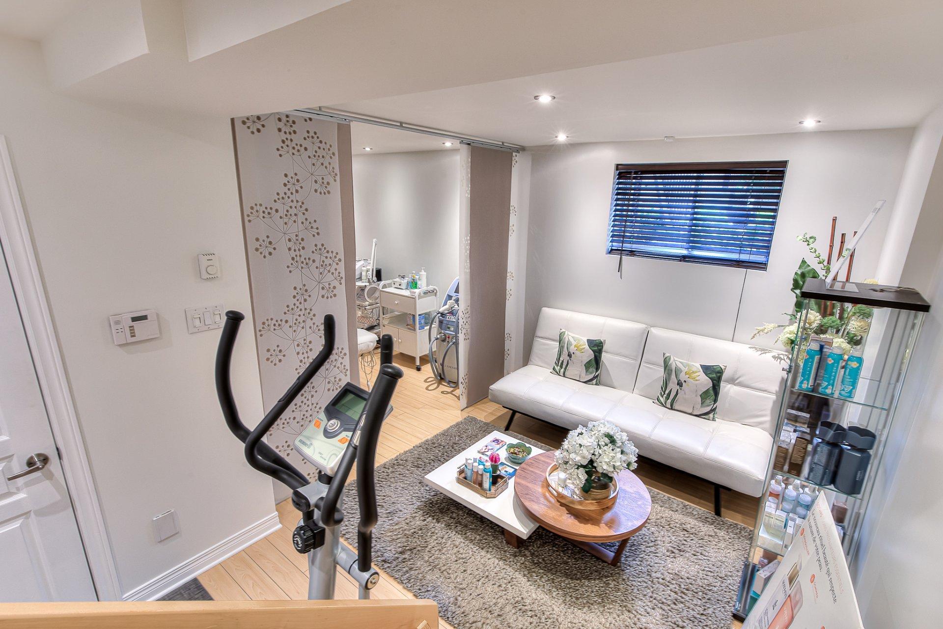 









2073Z


100e Avenue

,
Laval (Chomedey),




QC
H7T3C4

