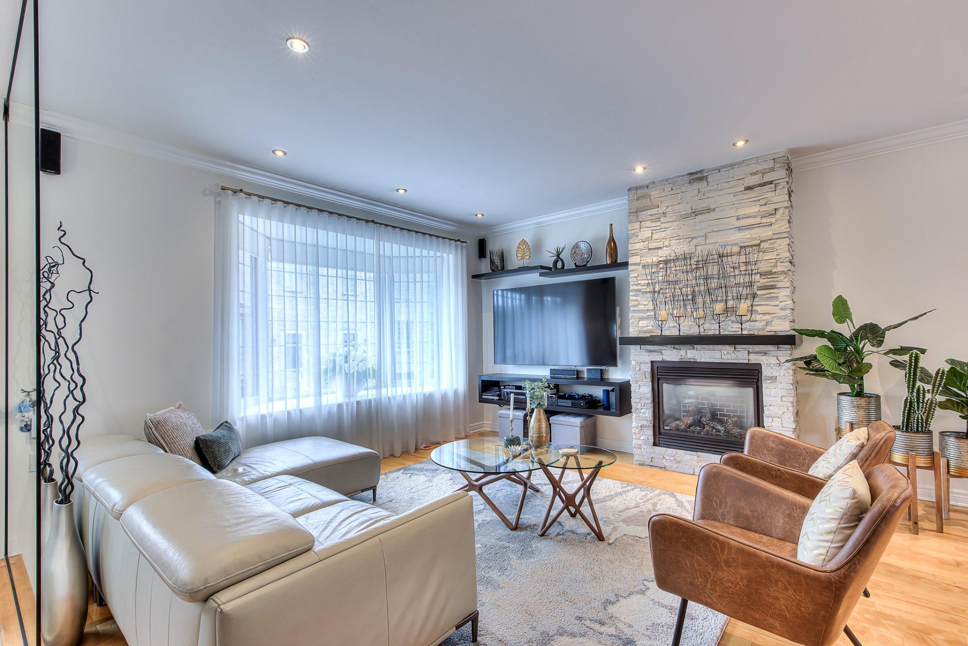 









2073Z


100e Avenue

,
Laval (Chomedey),




QC
H7T3C4

