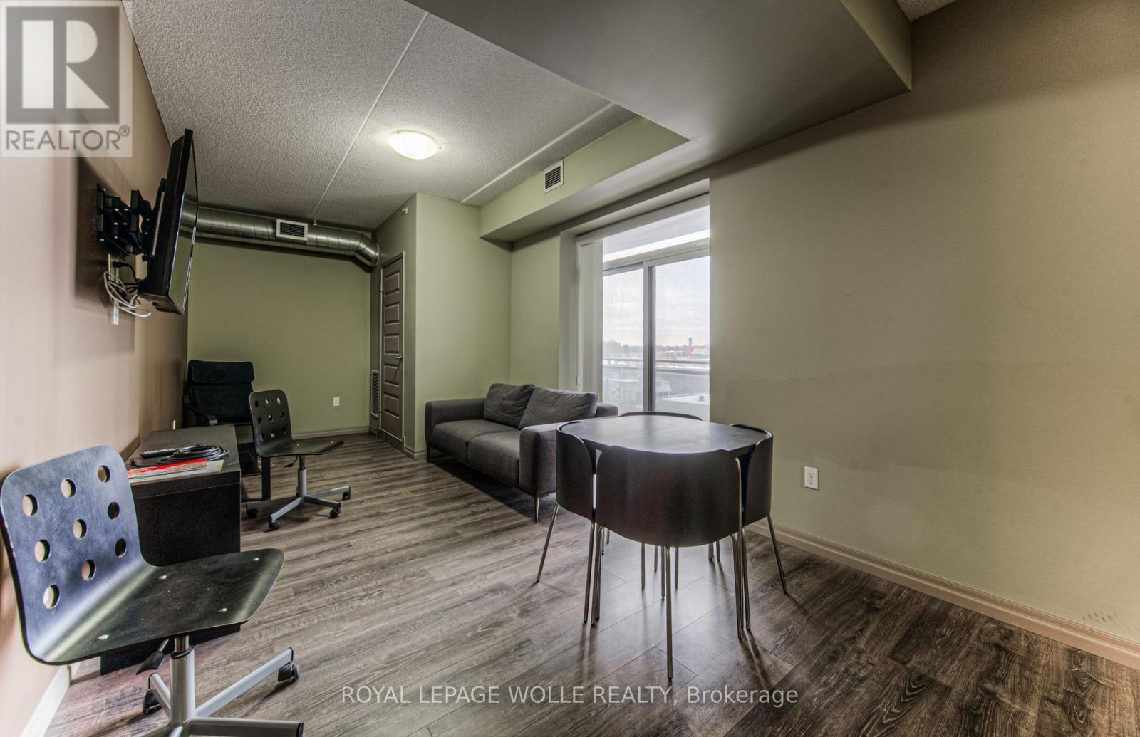 












401 - 8 HICKORY STREET W

,
Waterloo,




Ontario
N2L3H6

