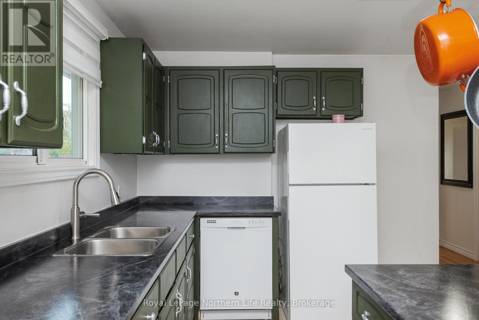 












10 MASSEY DRIVE

,
North Bay (Ferris),




Ontario
P1A3Y4

