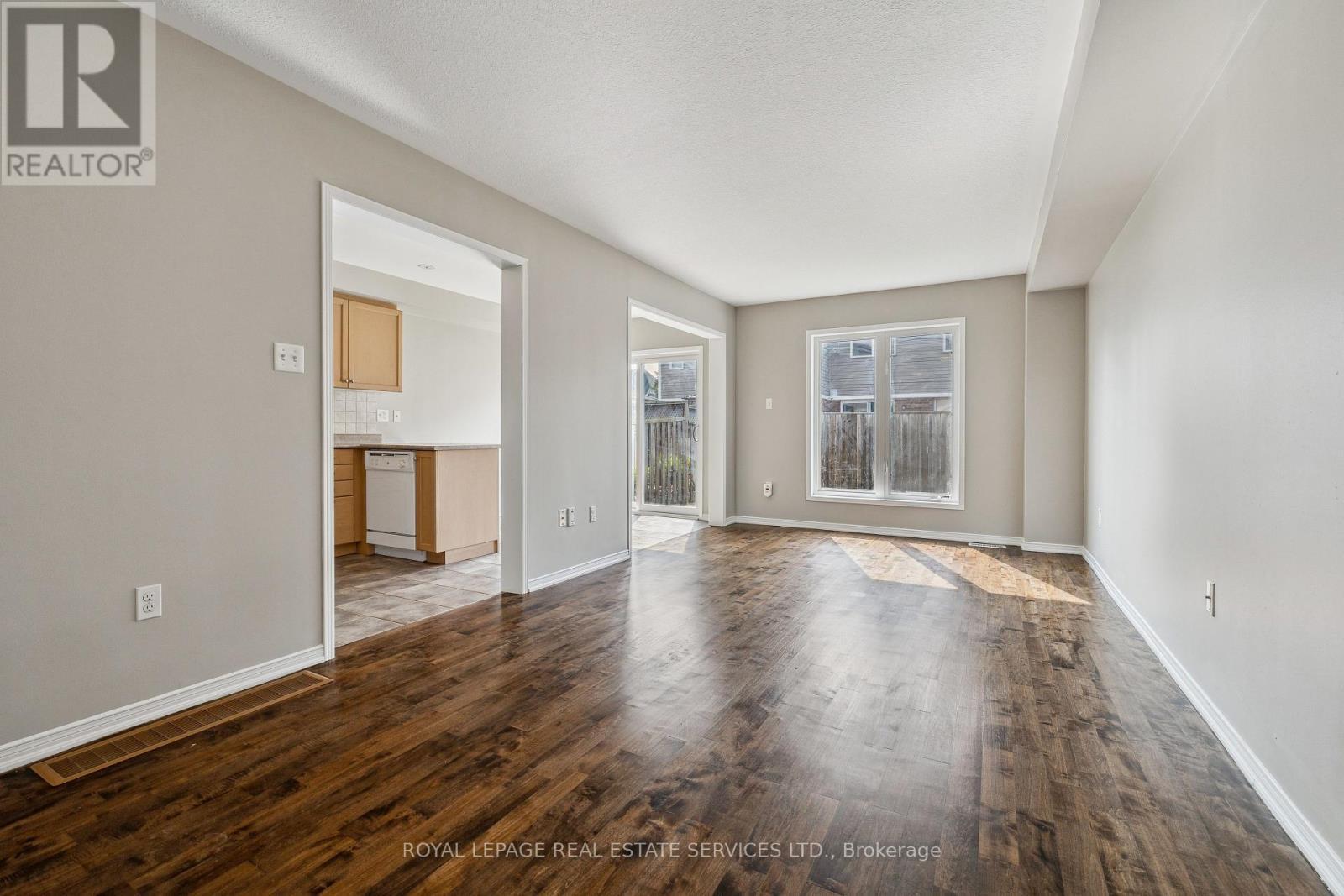 












23 - 8 BRADLEY AVENUE

,
Hamilton,




Ontario
L0R1C0

