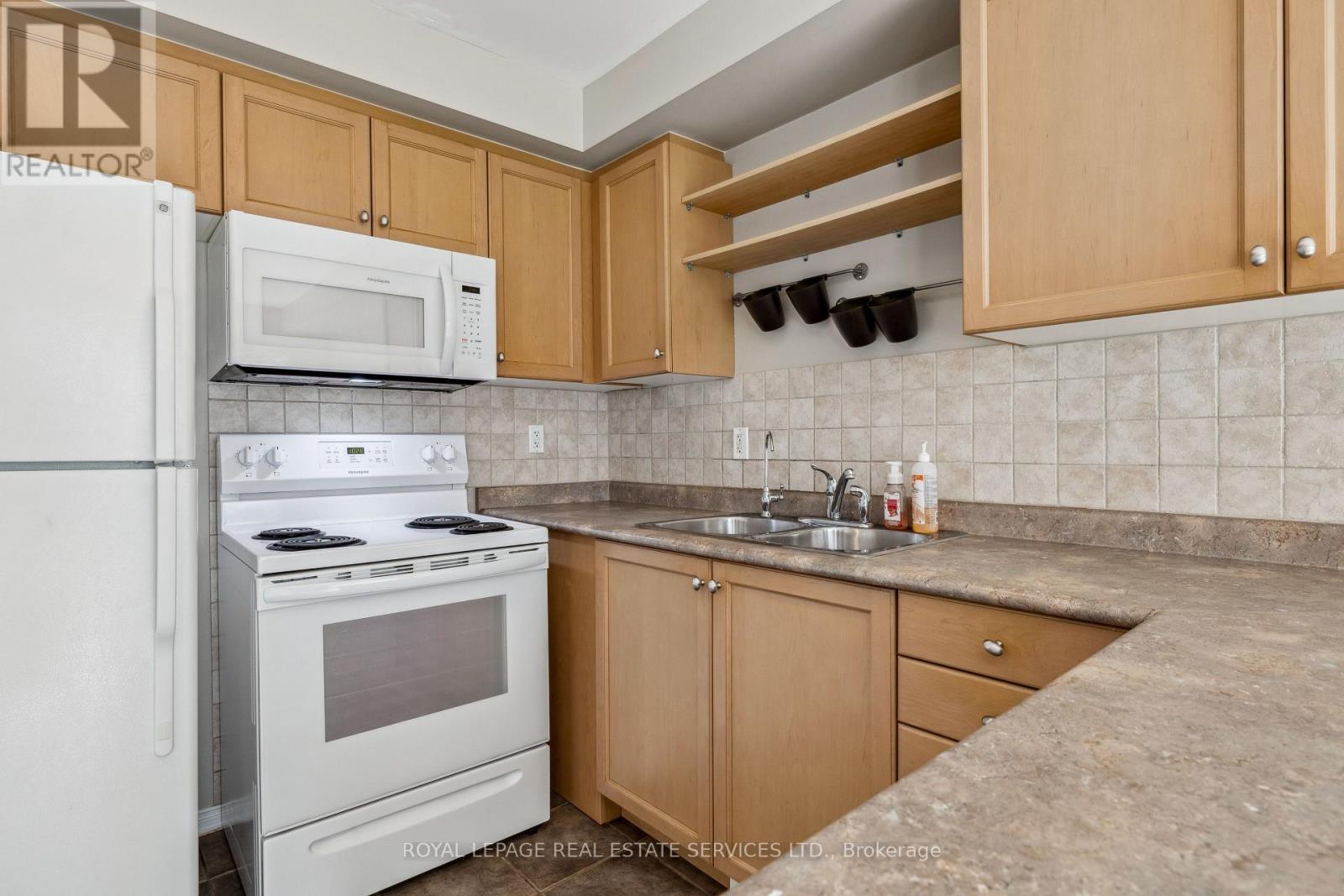 












23 - 8 BRADLEY AVENUE

,
Hamilton,




Ontario
L0R1C0

