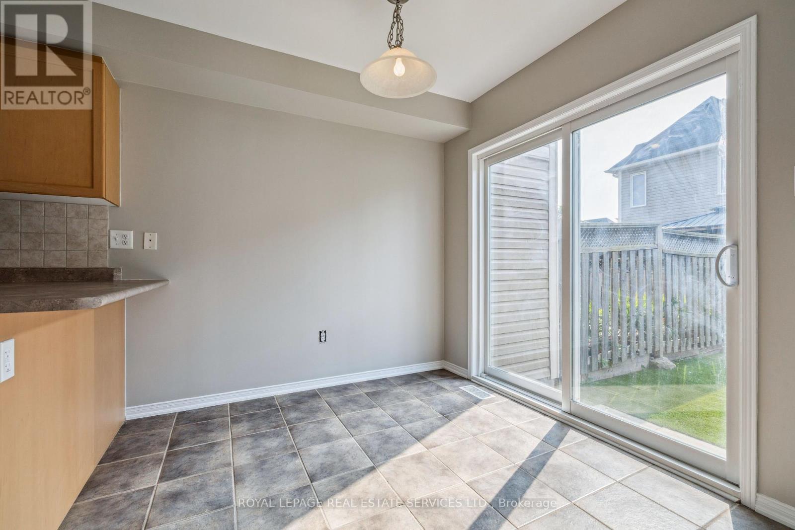












23 - 8 BRADLEY AVENUE

,
Hamilton,




Ontario
L0R1C0

