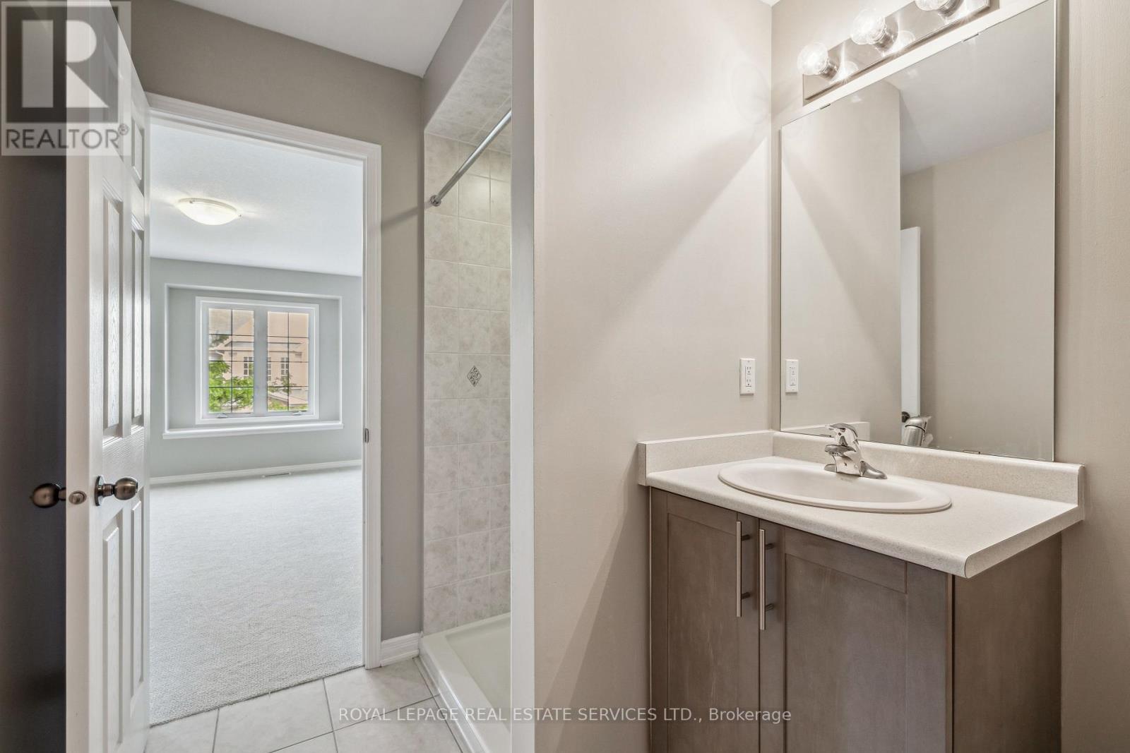












23 - 8 BRADLEY AVENUE

,
Hamilton,




Ontario
L0R1C0

