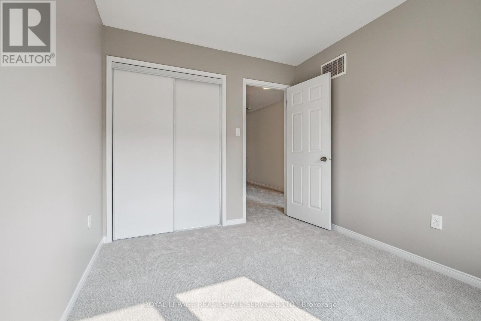 












23 - 8 BRADLEY AVENUE

,
Hamilton,




Ontario
L0R1C0

