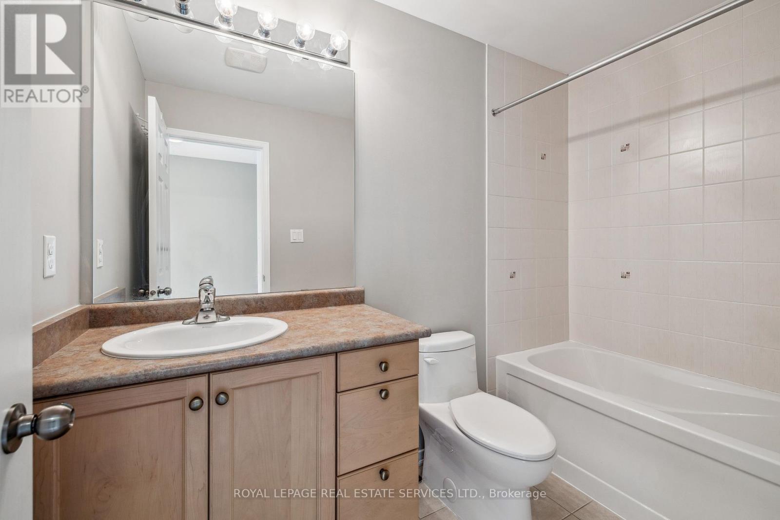












23 - 8 BRADLEY AVENUE

,
Hamilton,




Ontario
L0R1C0

