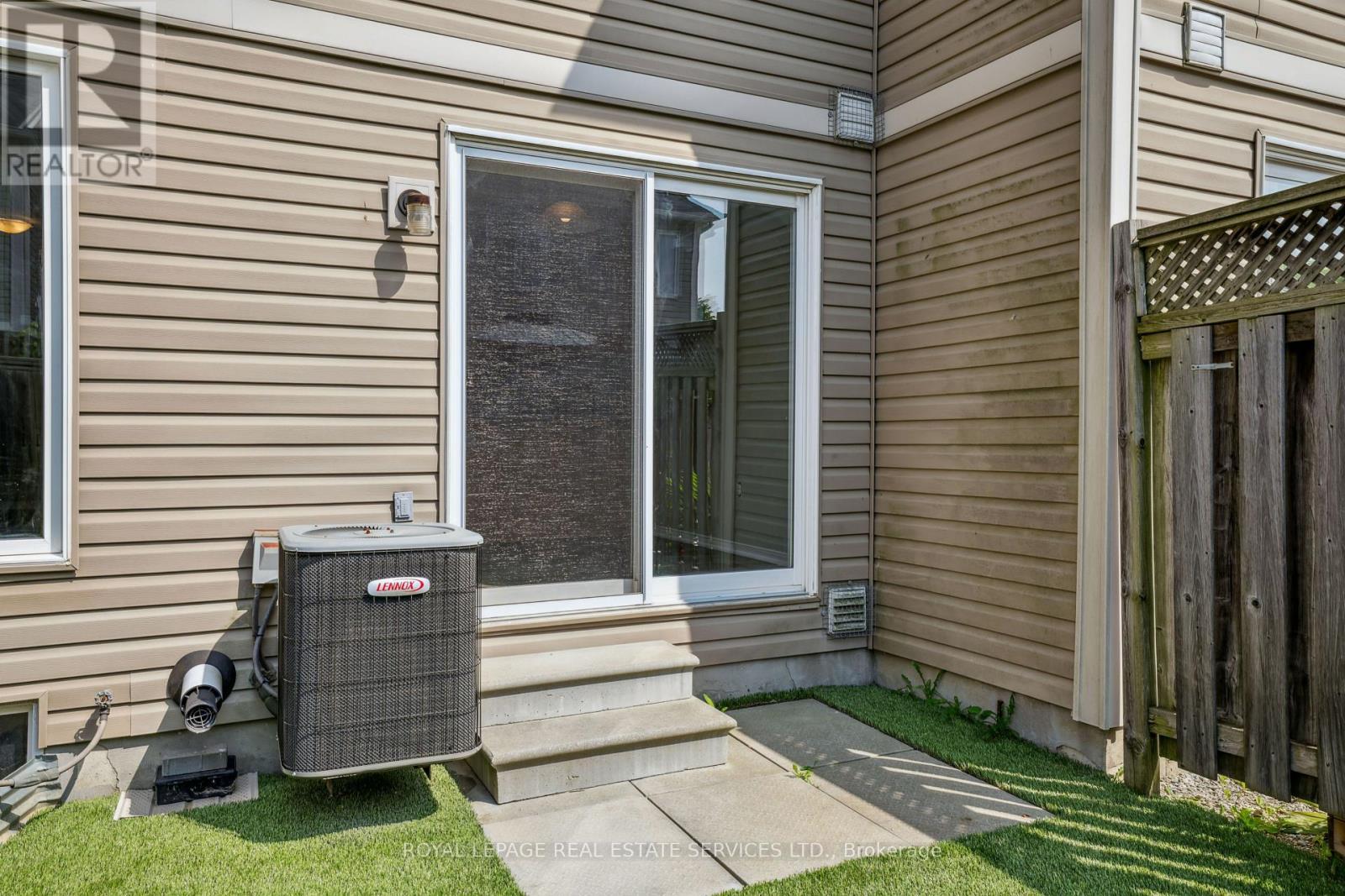 












23 - 8 BRADLEY AVENUE

,
Hamilton,




Ontario
L0R1C0

