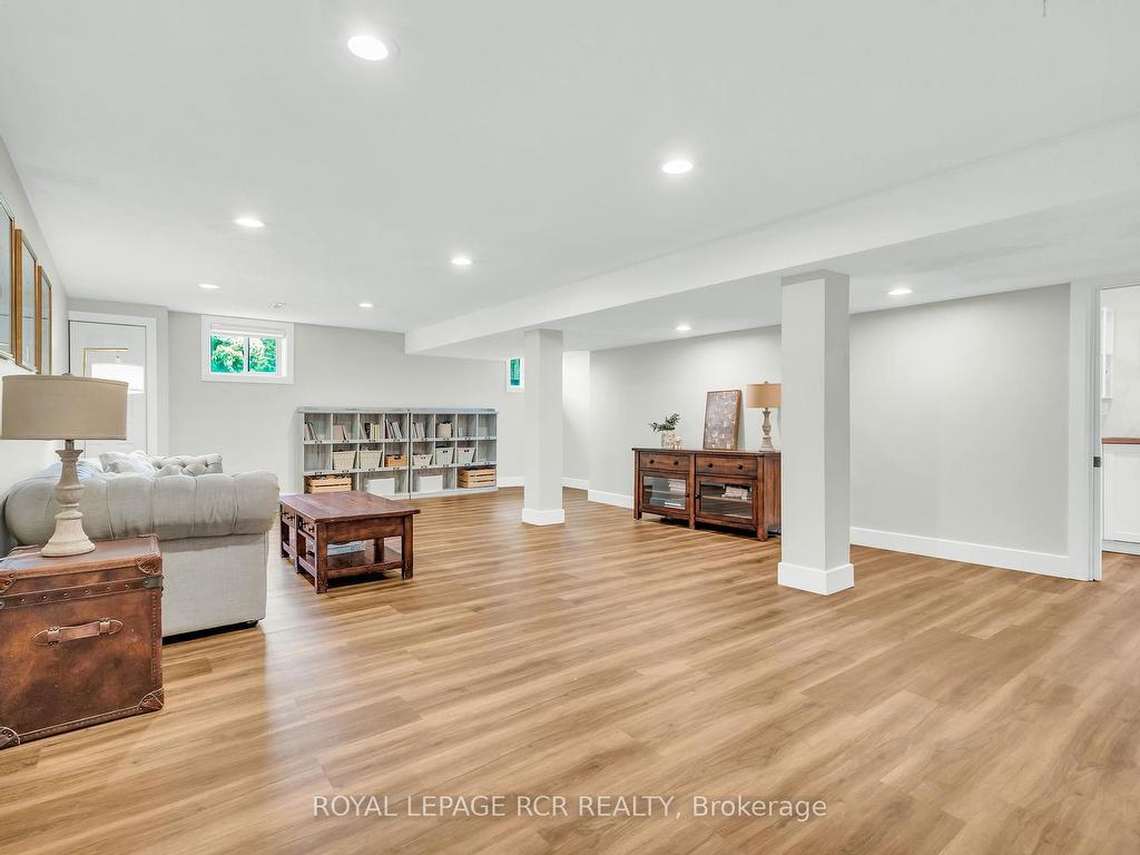 









6


Pineview

Road,
Mono,




ON
L9W 4A1

