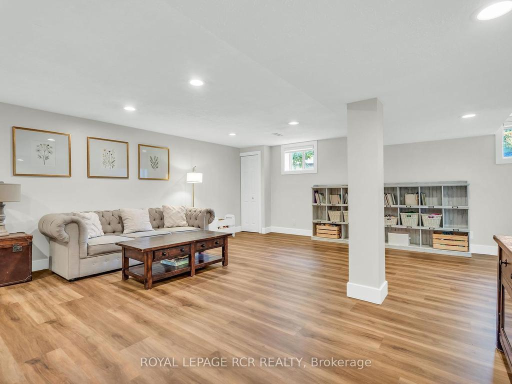 









6


Pineview

Road,
Mono,




ON
L9W 4A1

