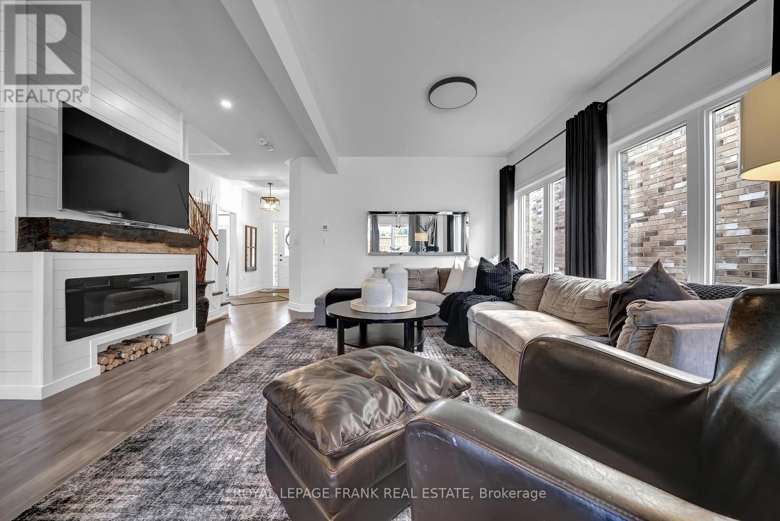 












1540 DUNEDIN CRESCENT

,
Oshawa (Taunton),




Ontario
L1K0T9

