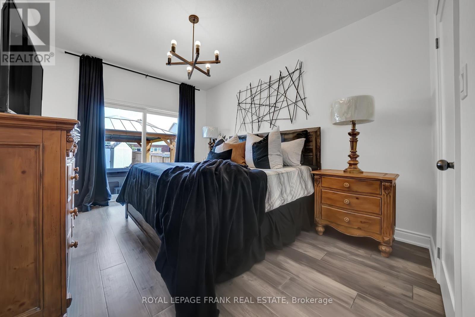 












1540 DUNEDIN CRESCENT

,
Oshawa (Taunton),




Ontario
L1K0T9

