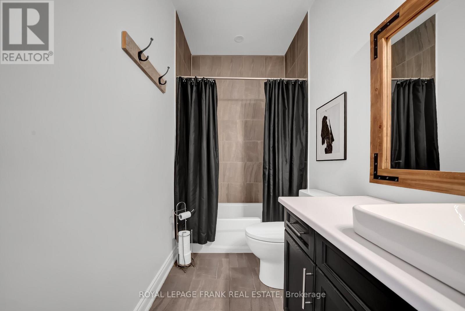 












1540 DUNEDIN CRESCENT

,
Oshawa (Taunton),




Ontario
L1K0T9

