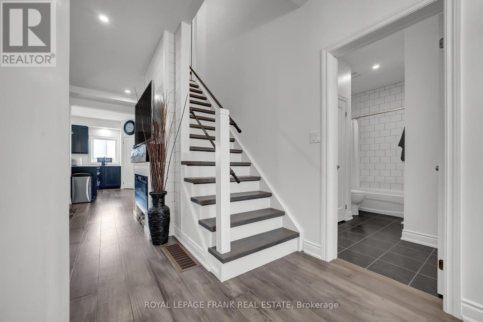 












1540 DUNEDIN CRESCENT

,
Oshawa (Taunton),




Ontario
L1K0T9

