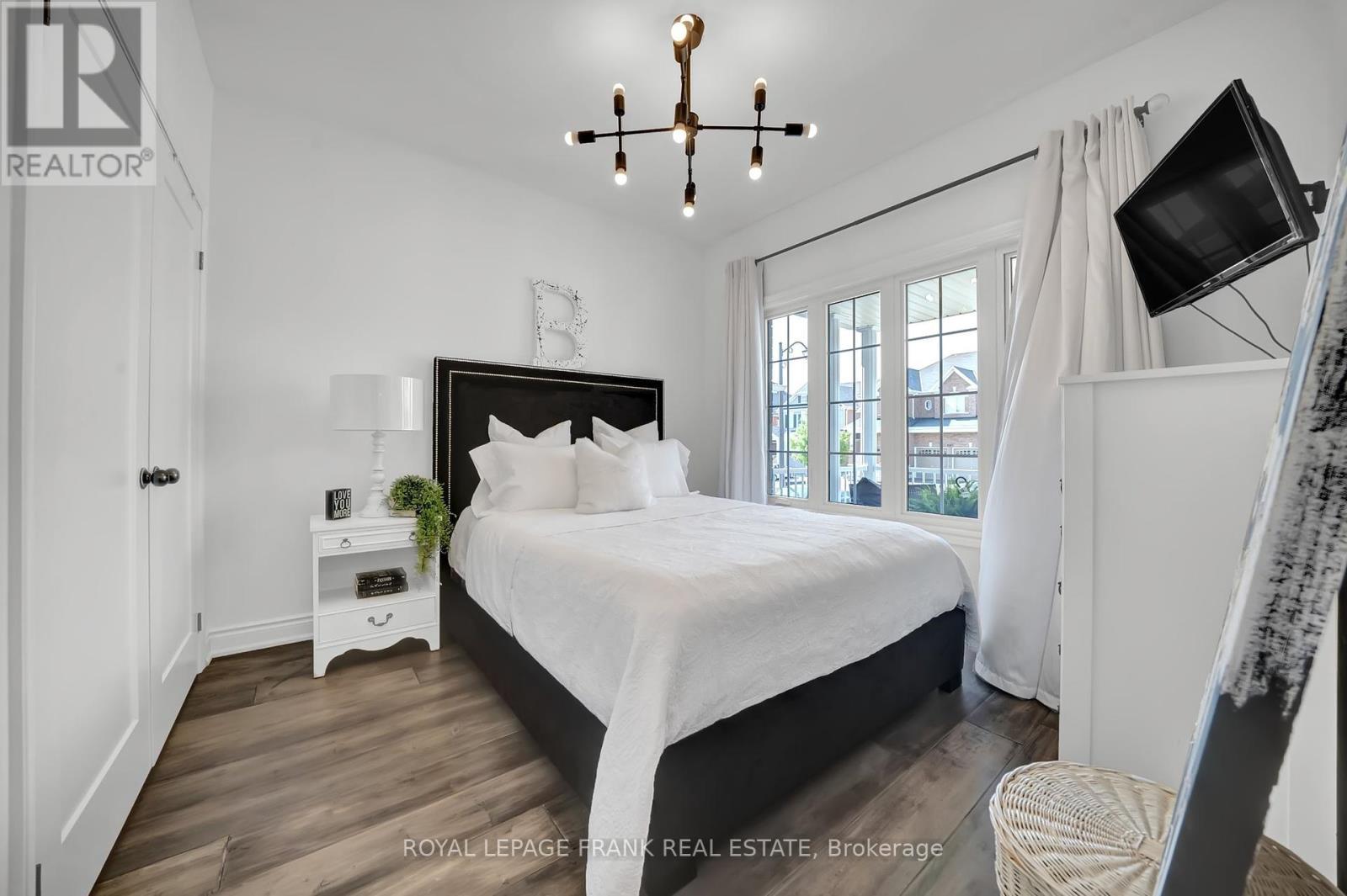 












1540 DUNEDIN CRESCENT

,
Oshawa (Taunton),




Ontario
L1K0T9

