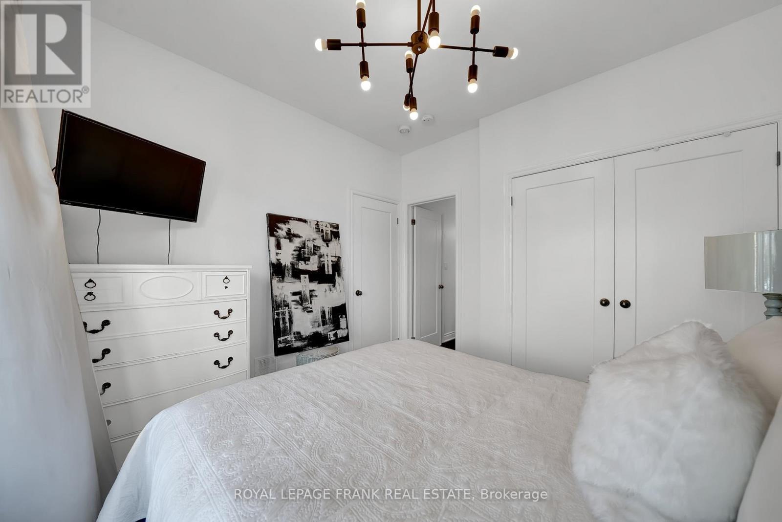












1540 DUNEDIN CRESCENT

,
Oshawa (Taunton),




Ontario
L1K0T9

