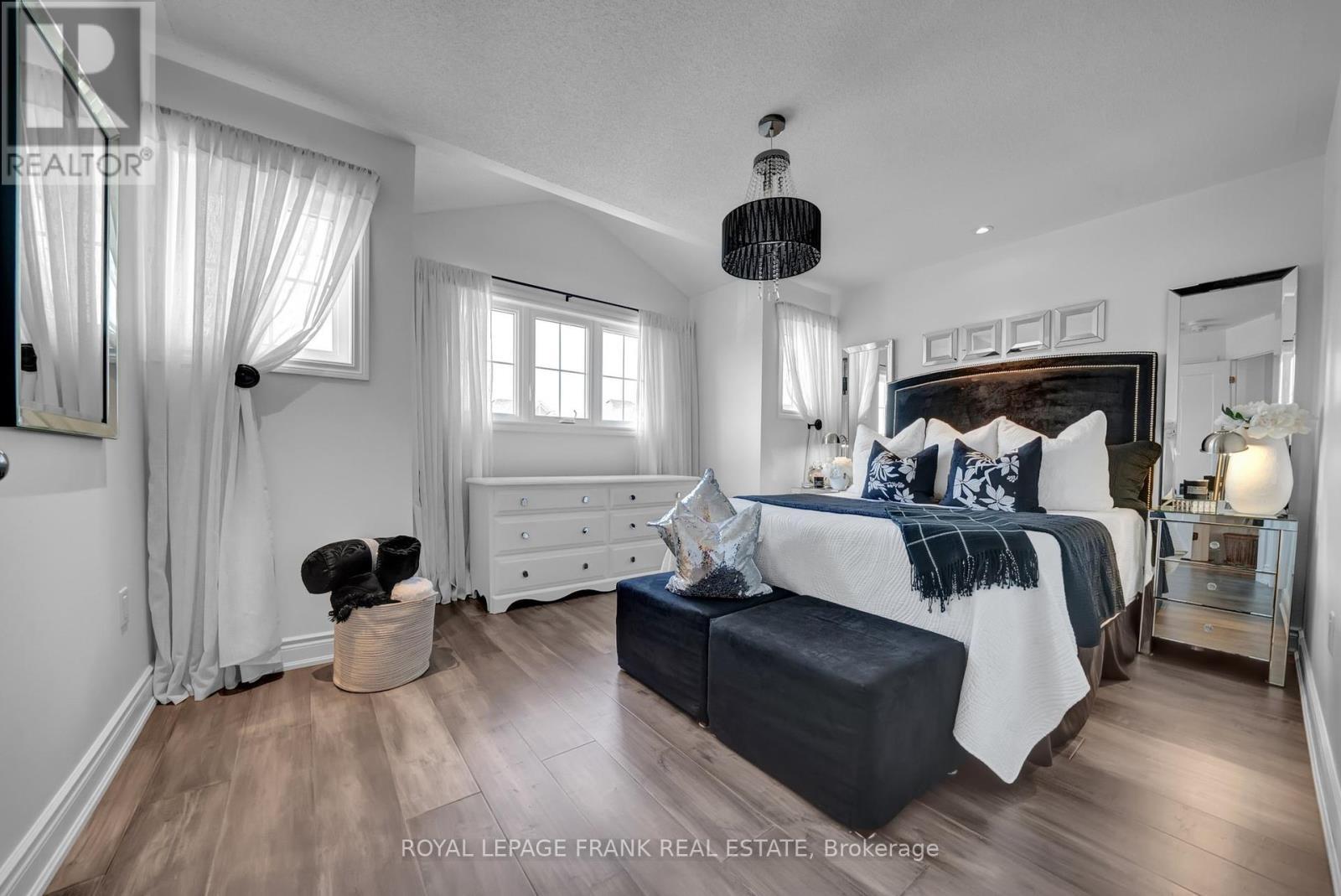 












1540 DUNEDIN CRESCENT

,
Oshawa (Taunton),




Ontario
L1K0T9

