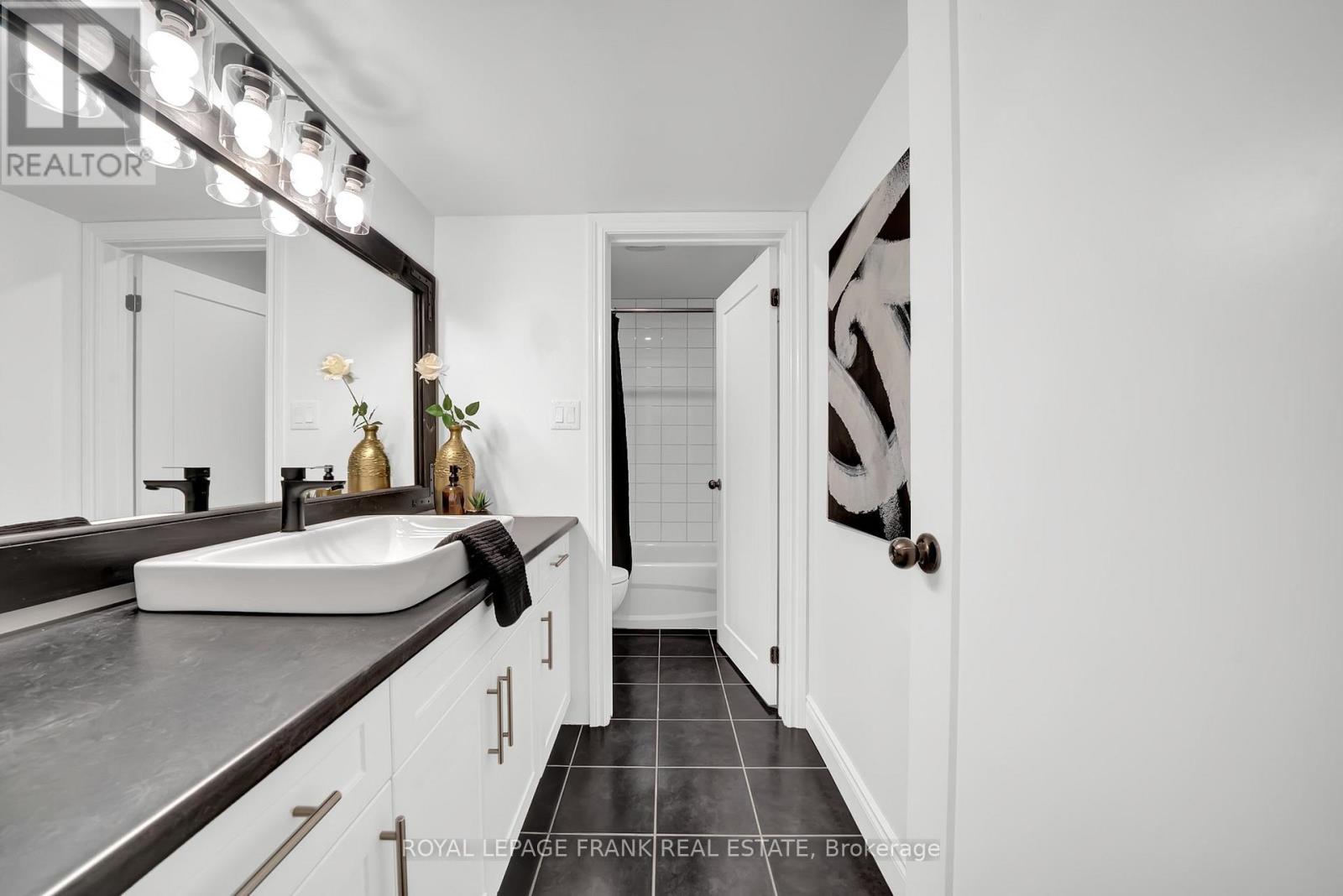 












1540 DUNEDIN CRESCENT

,
Oshawa (Taunton),




Ontario
L1K0T9

