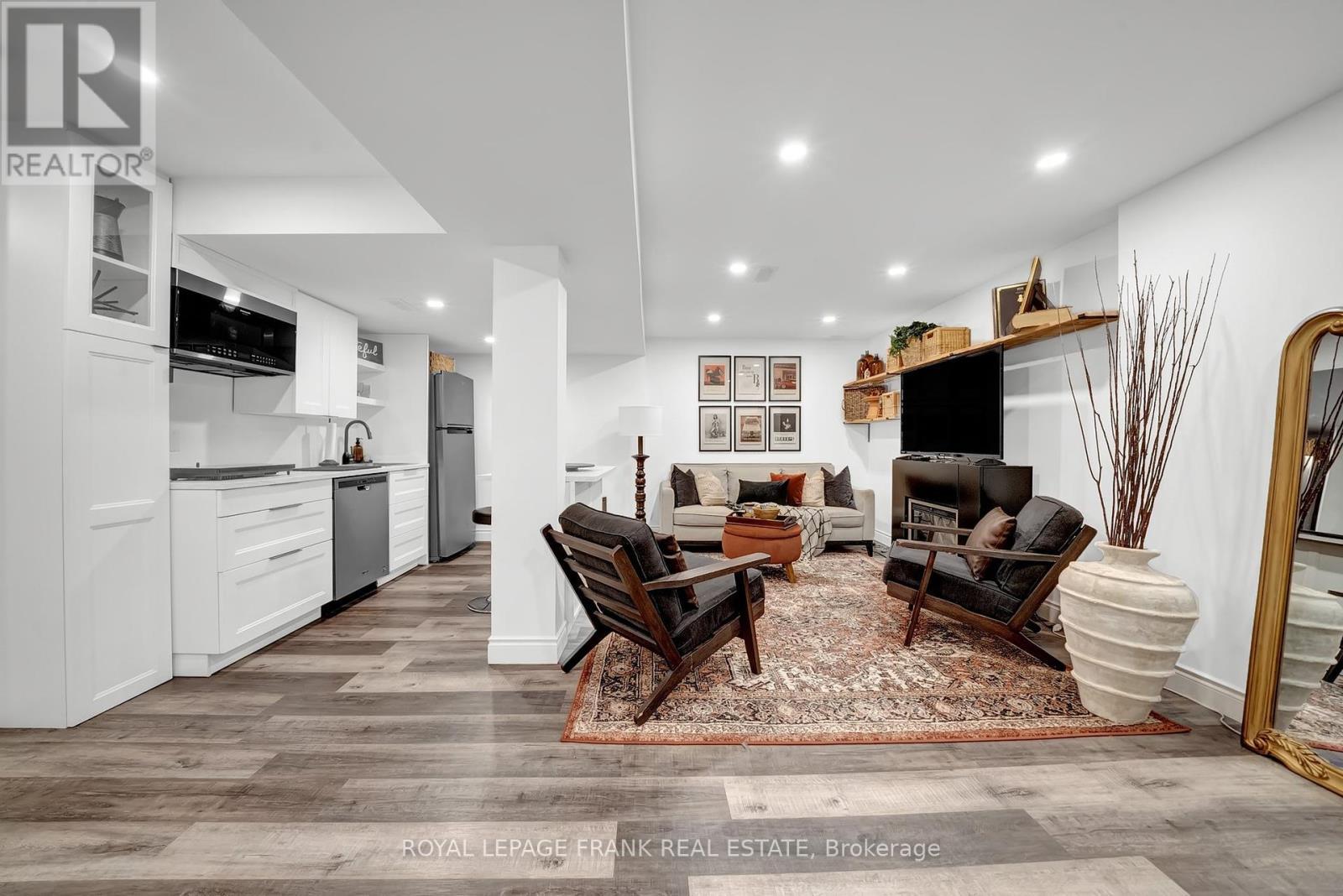 












1540 DUNEDIN CRESCENT

,
Oshawa (Taunton),




Ontario
L1K0T9

