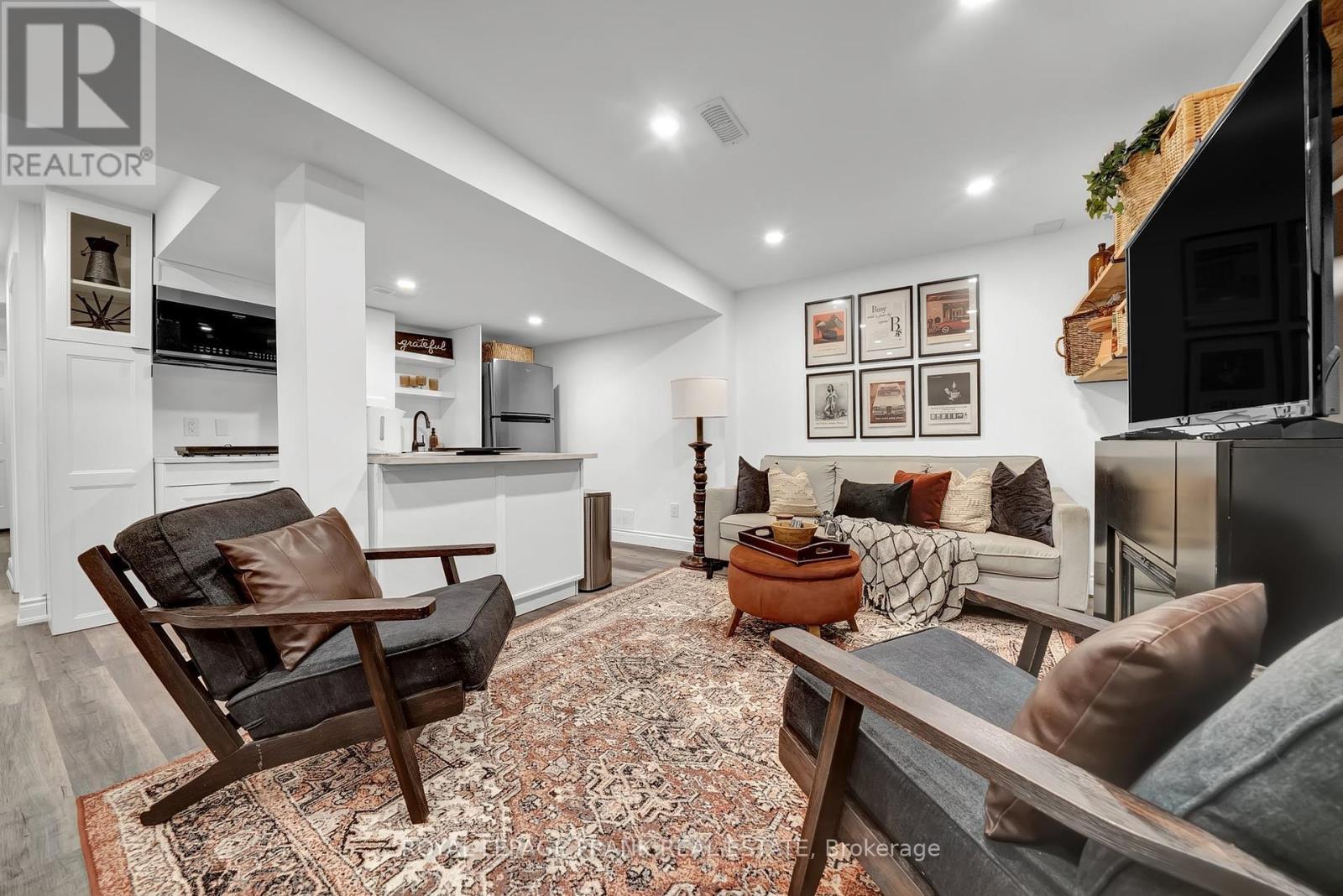 












1540 DUNEDIN CRESCENT

,
Oshawa (Taunton),




Ontario
L1K0T9

