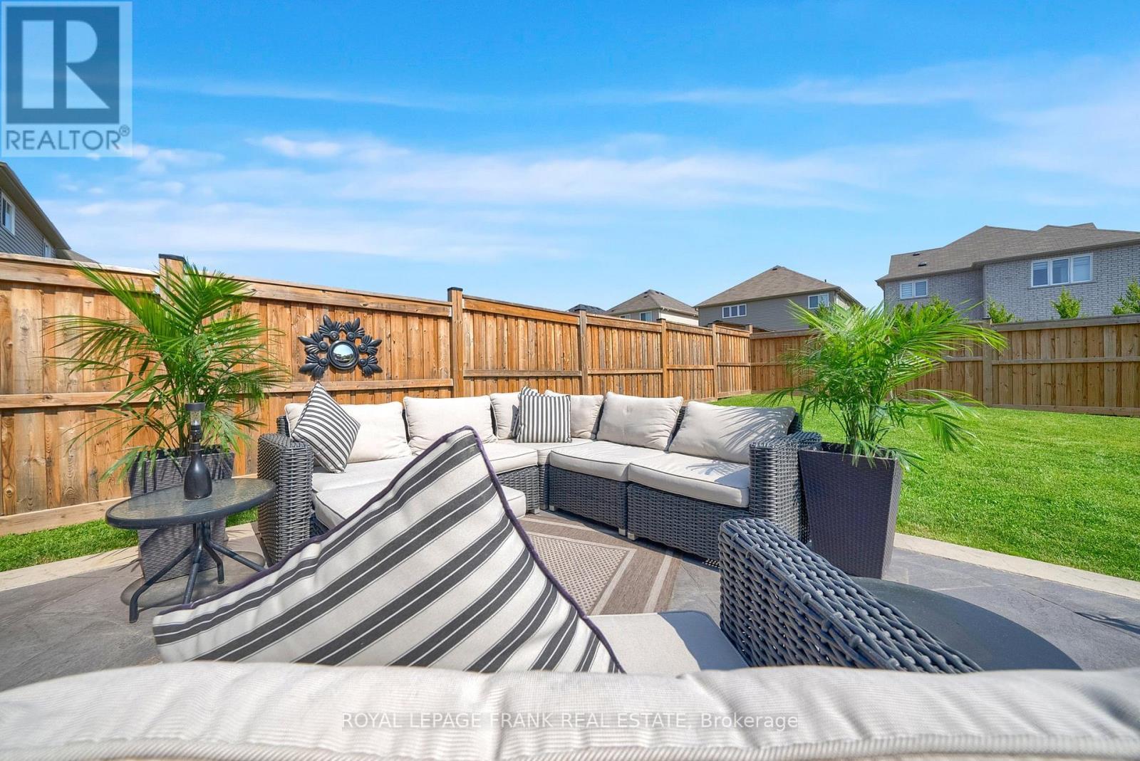 












1540 DUNEDIN CRESCENT

,
Oshawa (Taunton),




Ontario
L1K0T9

