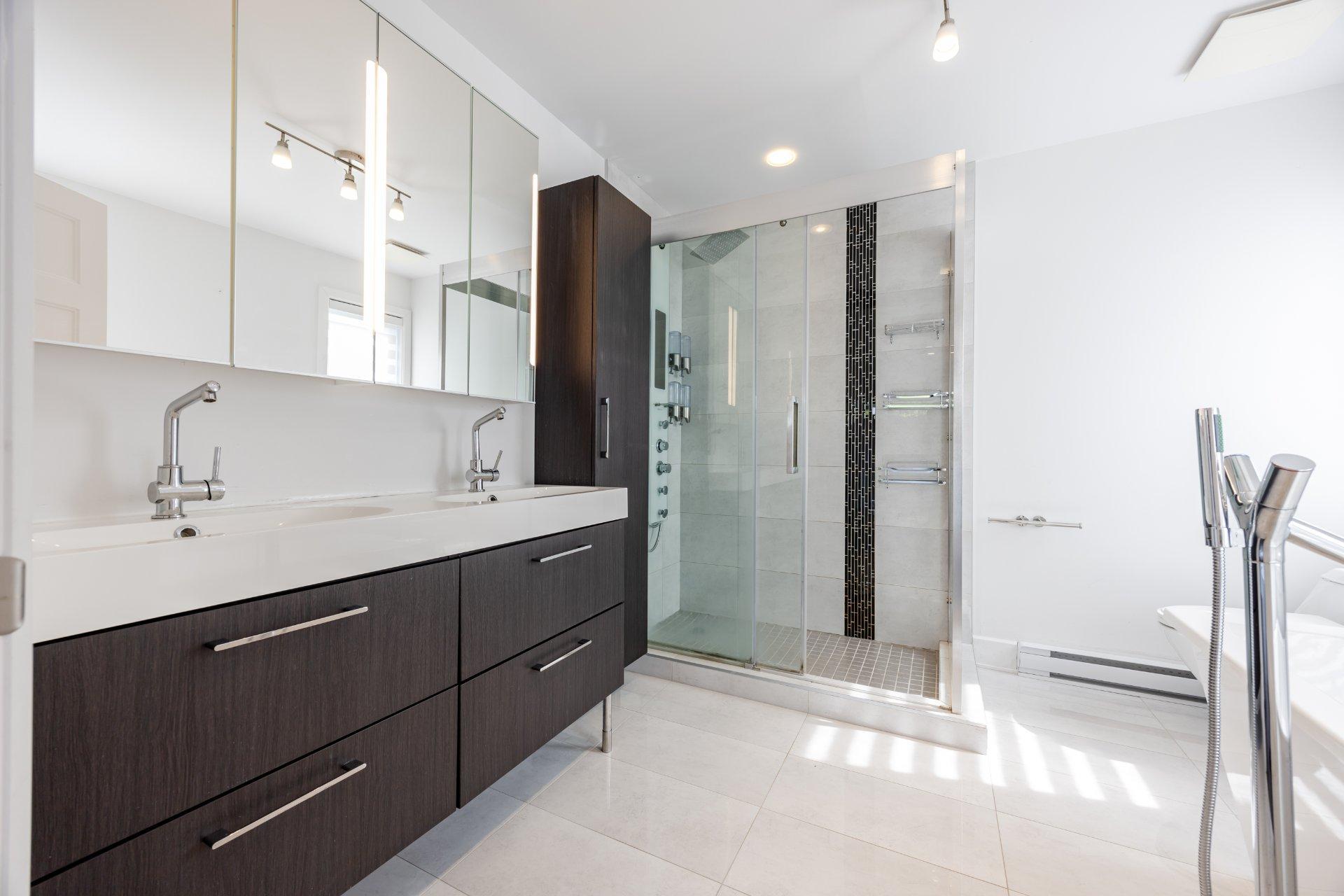 









3640


Rue Orléans

,
Brossard,




QC
J4Y2L9

