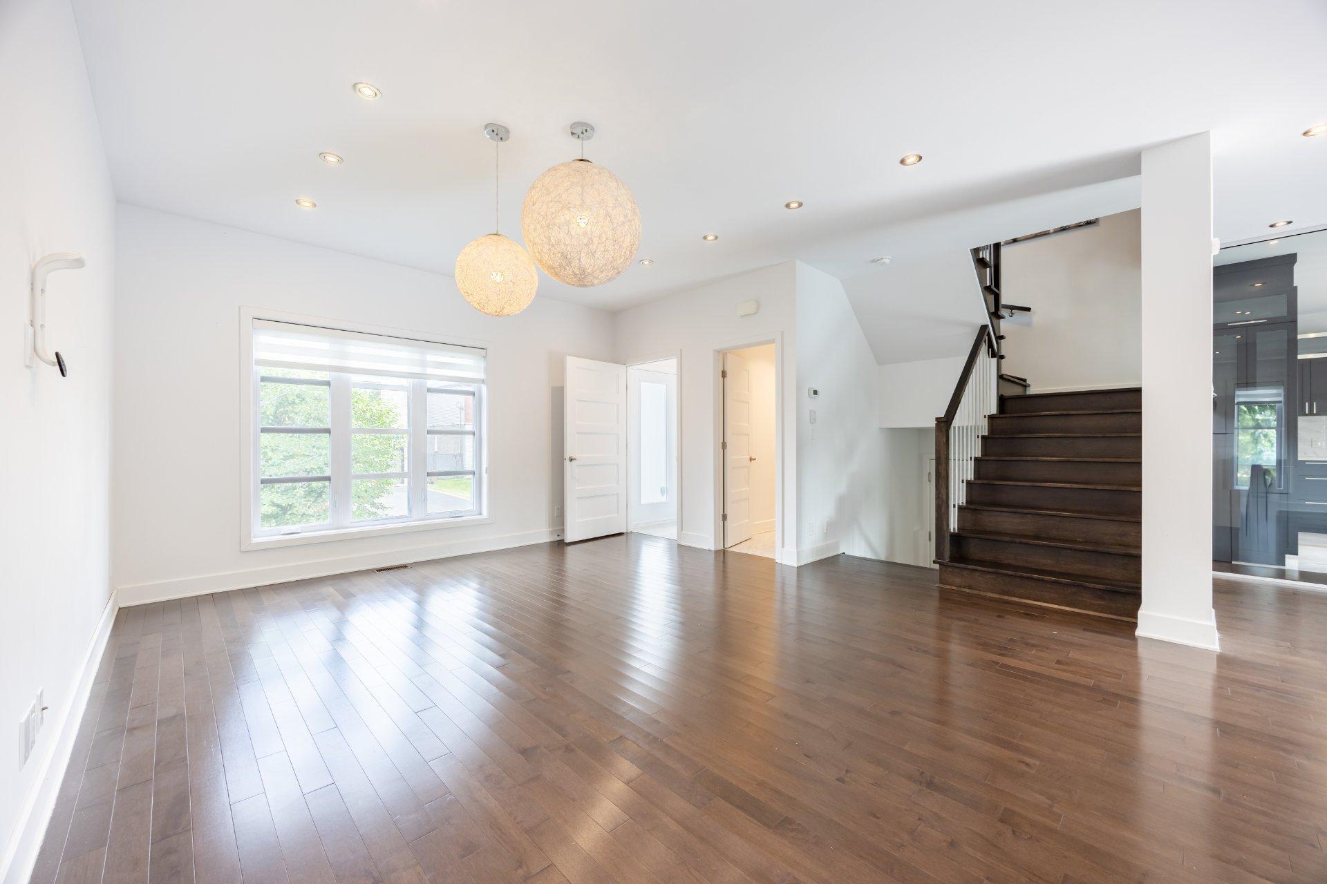 









3640


Rue Orléans

,
Brossard,




QC
J4Y2L9

