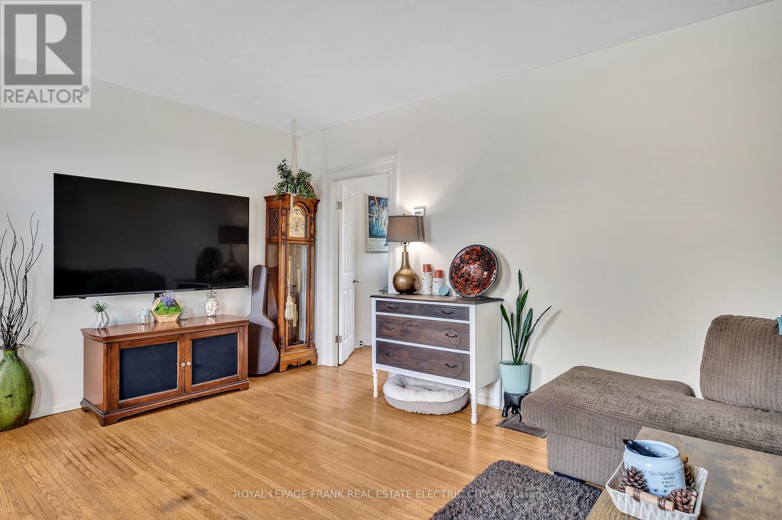 












526 ROGERS STREET

,
Peterborough East (Central),




Ontario
K9H1X2

