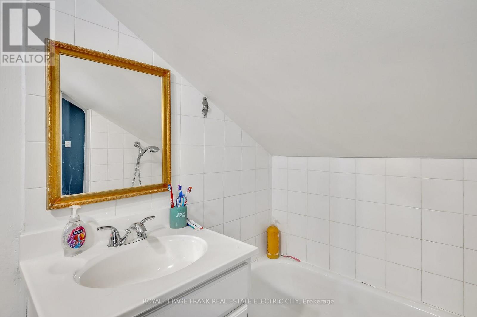 












526 ROGERS STREET

,
Peterborough East (Central),




Ontario
K9H1X2

