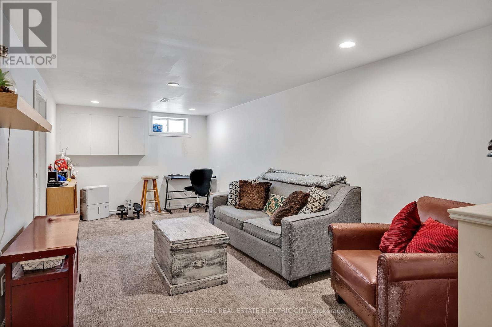 












526 ROGERS STREET

,
Peterborough East (Central),




Ontario
K9H1X2


