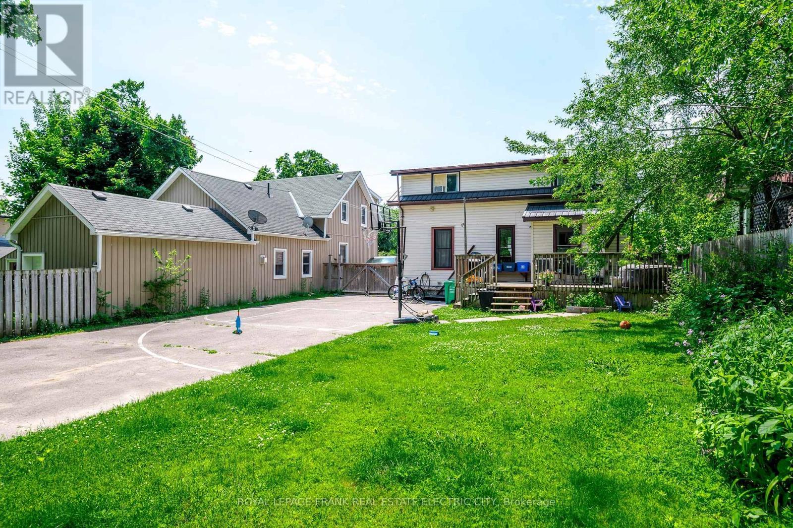 












526 ROGERS STREET

,
Peterborough East (Central),




Ontario
K9H1X2

