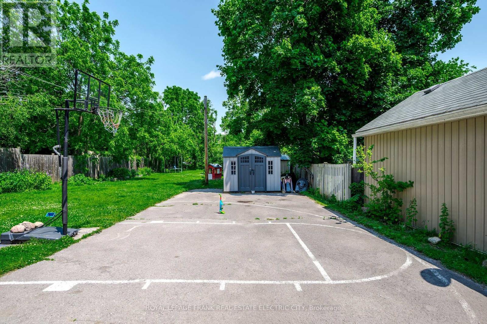 












526 ROGERS STREET

,
Peterborough East (Central),




Ontario
K9H1X2

