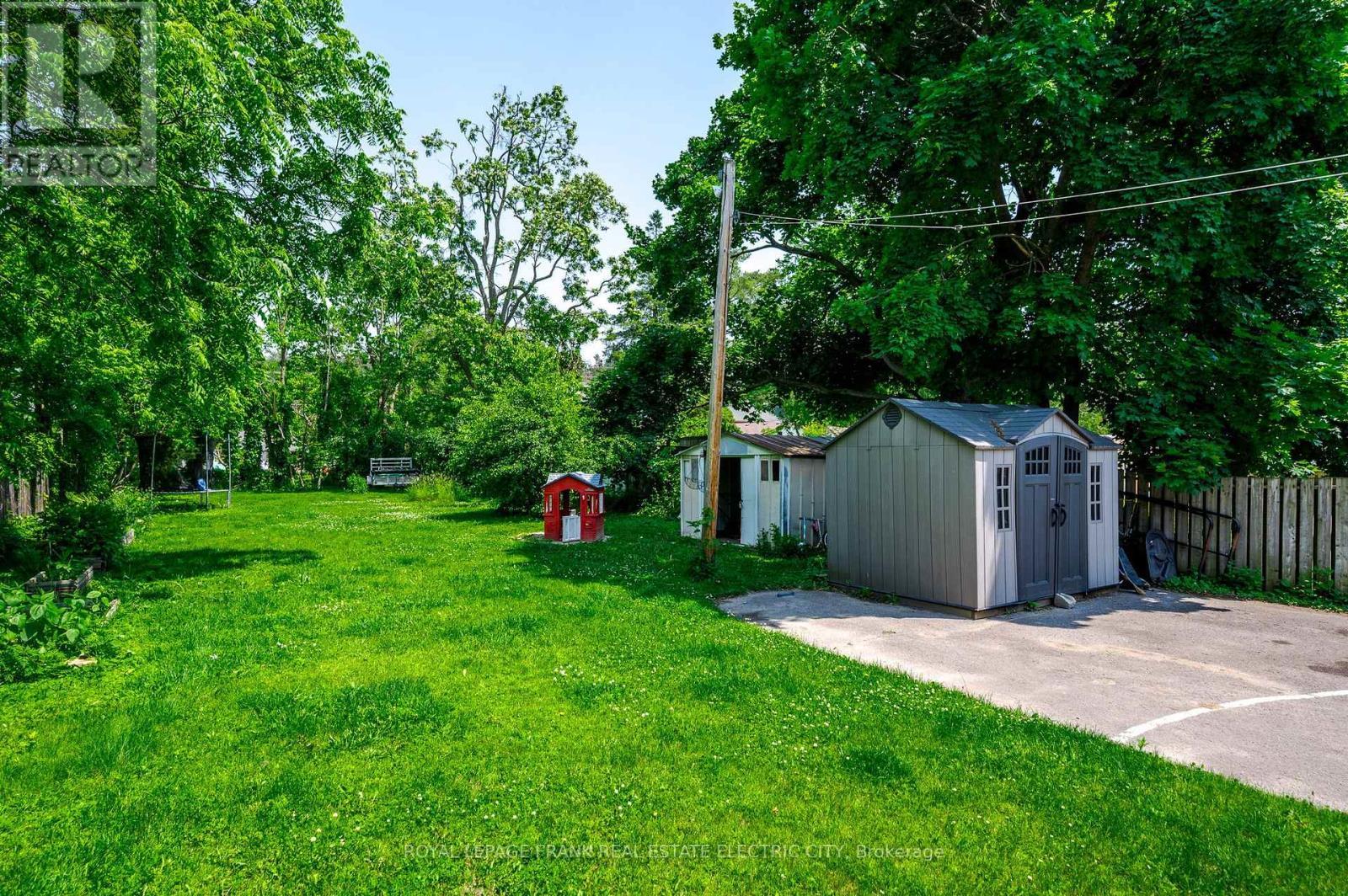 












526 ROGERS STREET

,
Peterborough East (Central),




Ontario
K9H1X2


